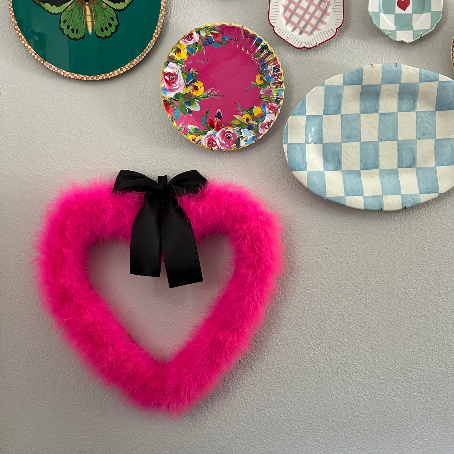 Decorative Pink Heart Shaped Feather Wreath Wall Art